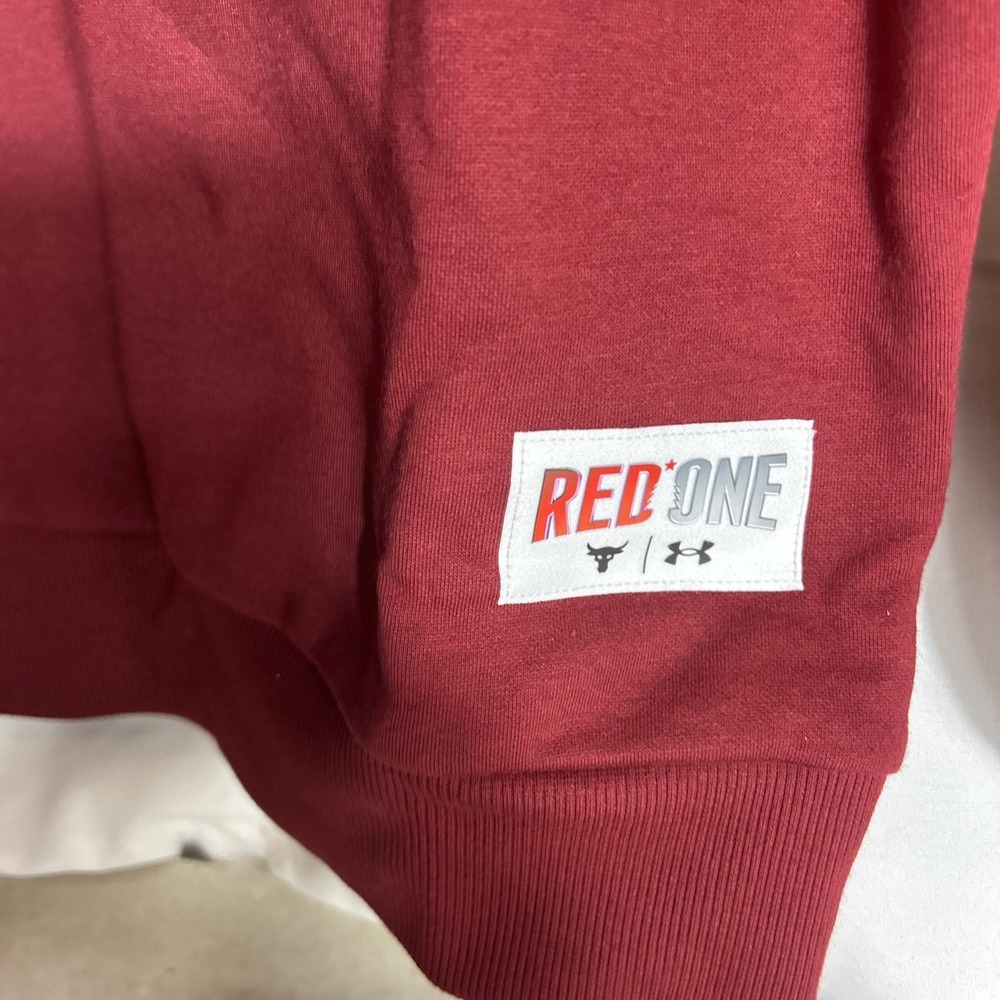 UNDER ARMOUR MENS PROJECT ROCK RED ONE NO LIFT NO GIFT CREWNECK Size S/PH/CH - Picture 2 of 7